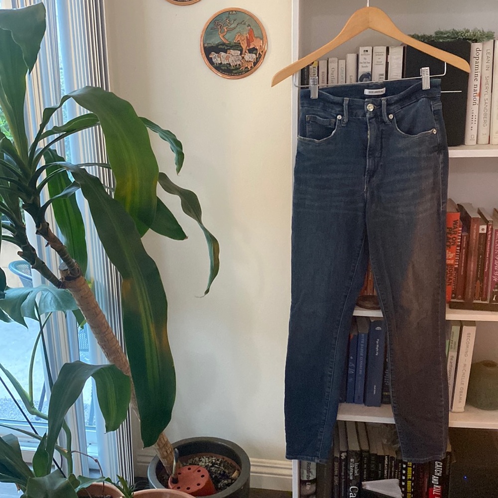 Good American Skinny Jeans w rips on back pockets